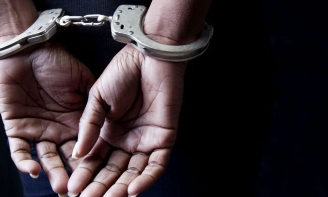 අමෙරිකානු ඩොලර් බිලියනයක් නීති විරෝධීව                                              පිට රටවලට යෑව් බව කියන                                                                        බැංකු කළමනාකරුවන් සිව්දෙනෙකු අත්අඩංගුවට