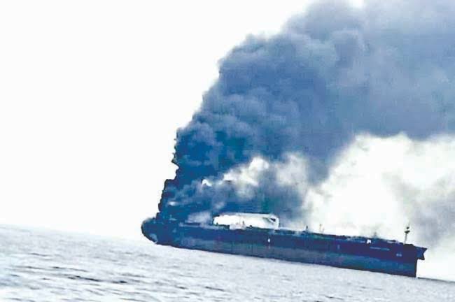 අමෙ­රි­කානු යුද නැව­කට සහ ගුව­න්යානා ප්‍රවා­හන නෞකා­ව­කට  ඉරානයෙන් බැලැ­ස්ටික් මිස­යිල ප්‍රහා­ර­යක් !